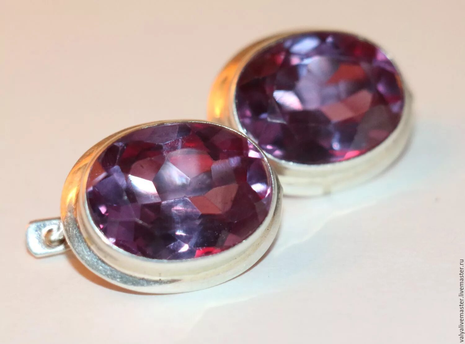Александрит чохральского. Александрит чохральского. Украшения с александритом в серебре. Ограненный александрит. Александрит чохральского серьги.