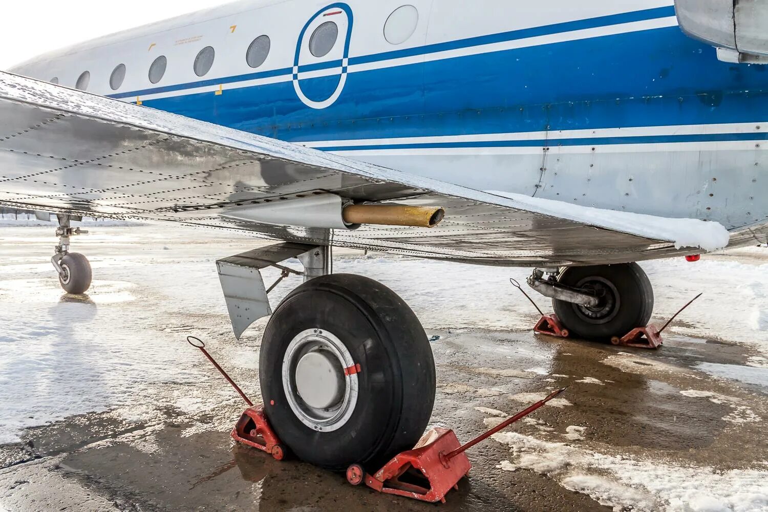 обслуживание шасси.