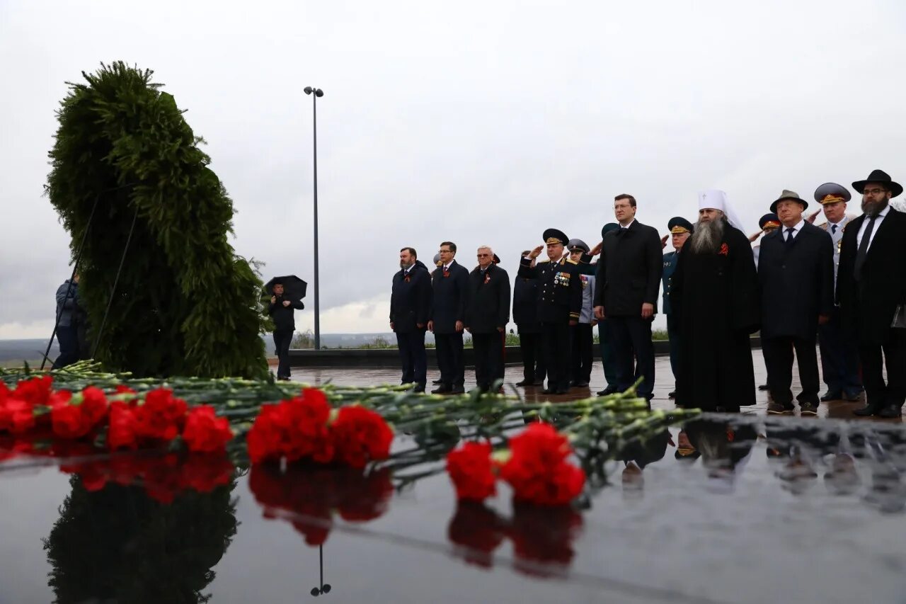 9 мая в нижнем новгороде. Возложение цветов к Вечному огню Нижний Новгород. Парад Победы 2022 в Нижнем Новгороде. Цветы на возложение. Возложение цветов к Вечному огню в Самаре.