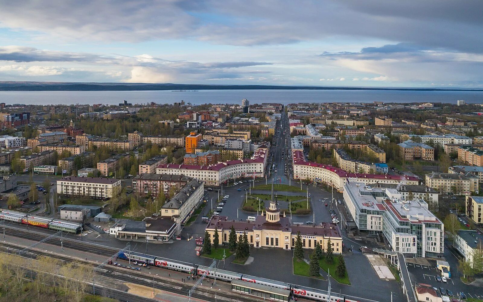 Петрозаводск сайт города. Столица Карелии Петрозаводск. Петрозаводск центр города. Республика Карелия столица — город Петрозаводск. Петрозаводск Petroskoi.