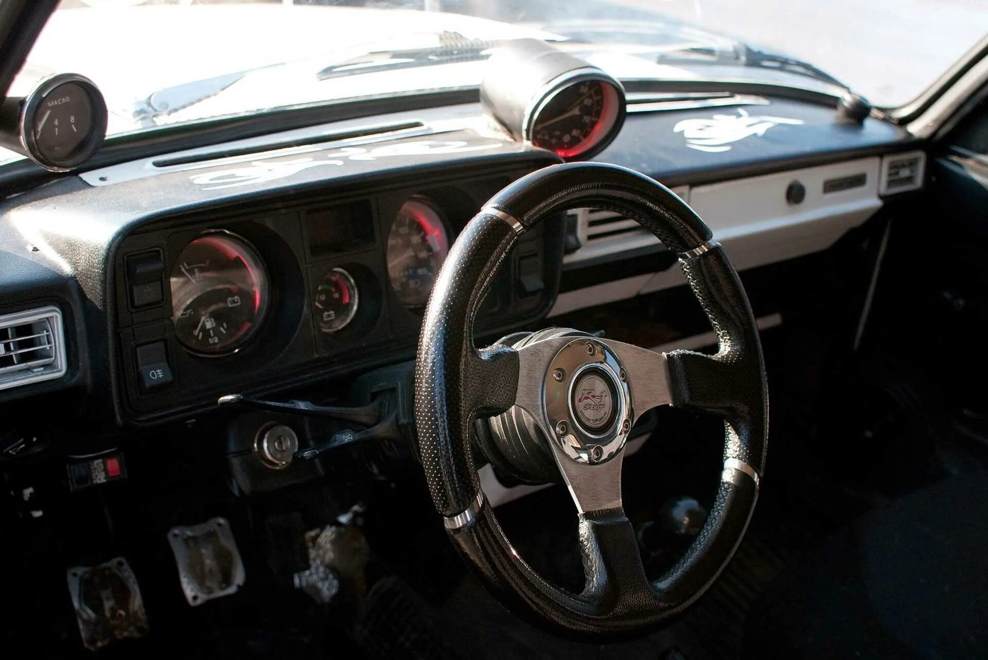 Ваз 2107 с черной крышей. Кабина ваз 2105. Ваз 2105 tuning. Панель ваз 2105. Крыша ваз 2105.