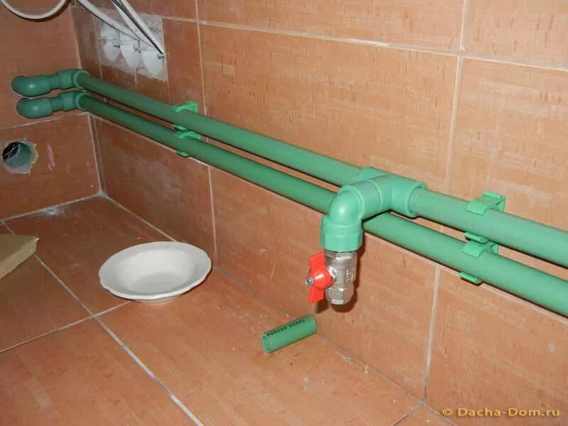 Провести воду в ванной. Водопровод из полипропилена. Пластиковые трубы в ванной. Водопровод из полипропиленовых труб. Водопровод в ванне из полипропиленовых труб.