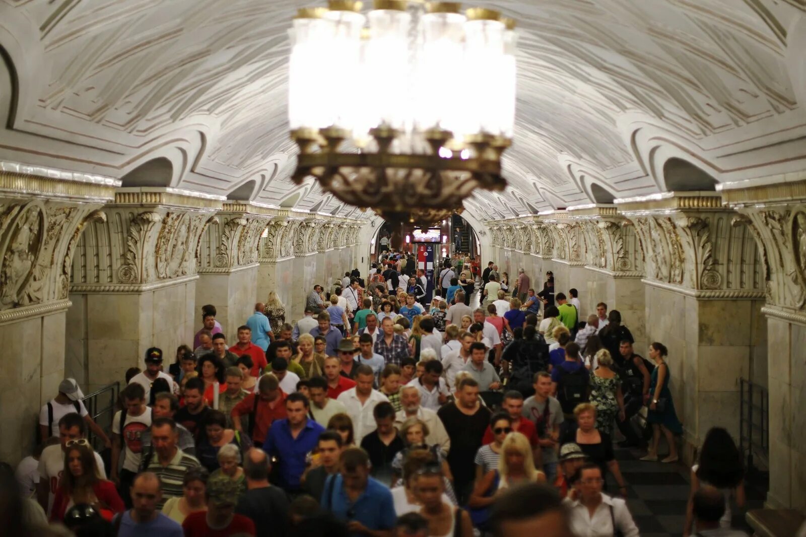 Часы пик в городе. Московское метро в час пик. часпик в московском метро. часы пик в московском метро.