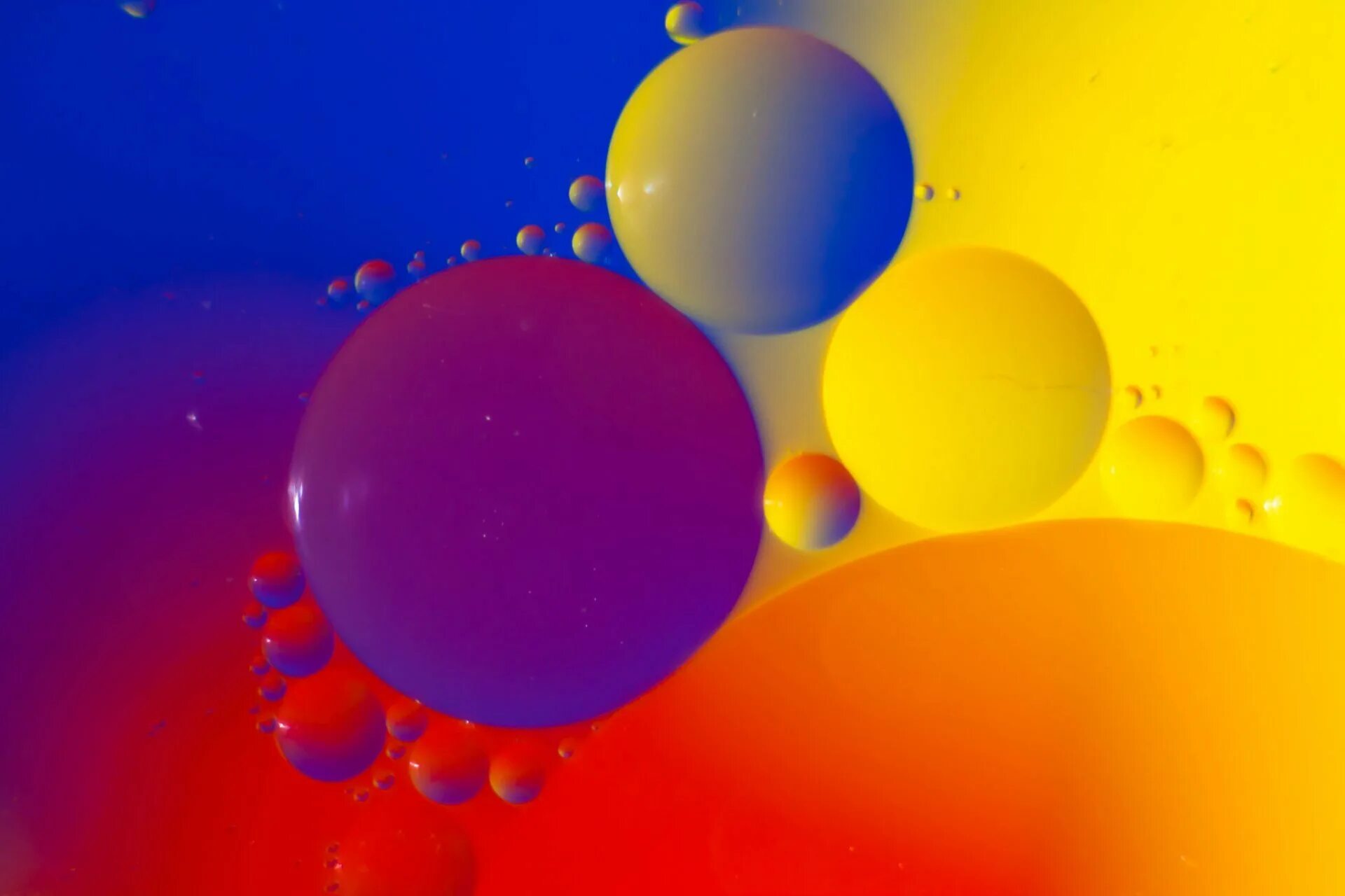 Яркие пузырьки. Цветные пузыри. Абстракция пузыри. Абстракция с цветными шарами.