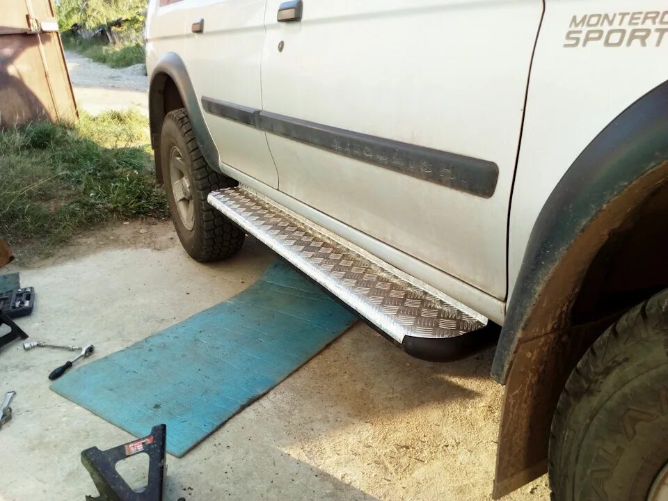 Паджеро спорт подножки купить. Монтеро спорт силовые подножки. Подножки Паджеро спорт 2. Подножки Pajero Sport 2000. Силовые подножки Паджеро спорт 1.