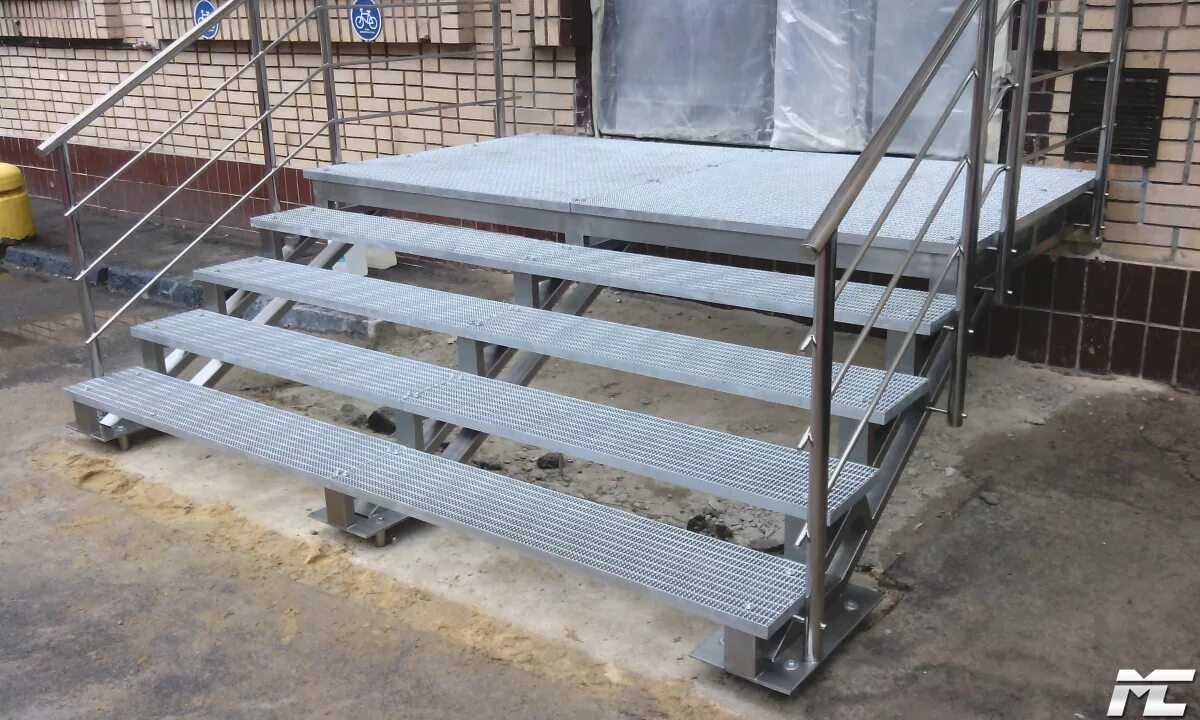 Приставная лестница ПВЛ 3 ступени + площадка 600 мм.. Уличная лестница с просечкой стандарт 300мм. Уличная лестница ПВЛ 4 ступени. Лестница решетчатый настил 1500мм. Ступени стальные купить