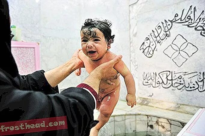 Религиозный обряд крещение. Крестный папа церковь крещение. Крестить ребенка. Крещение взрослого человека в храме. Крещение ребенка мусульманина.