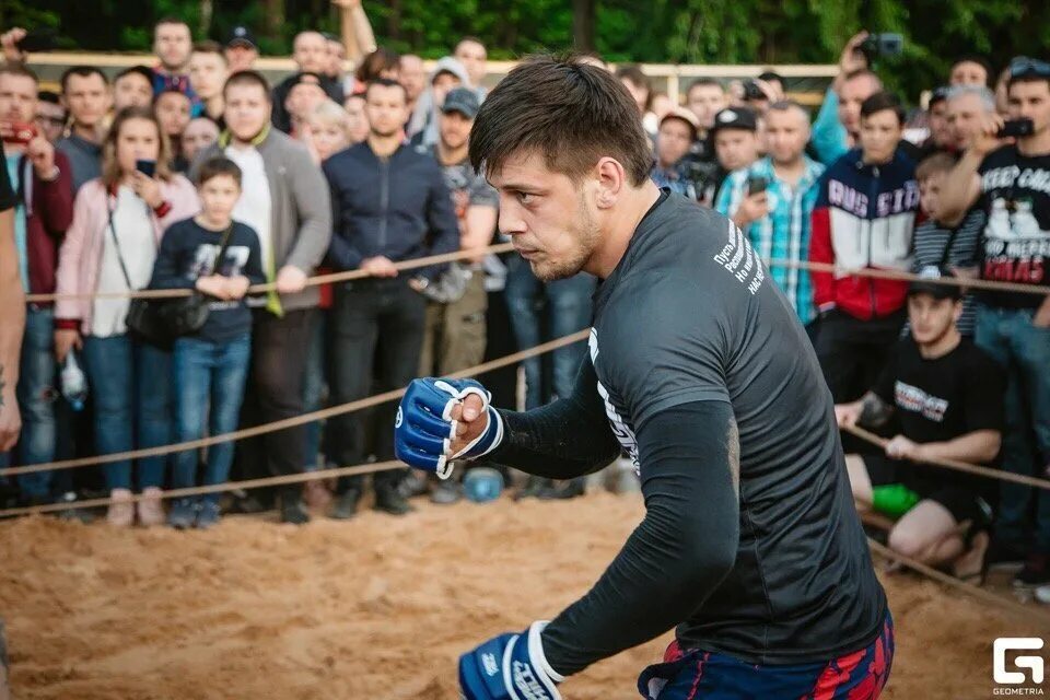 Пулемётчик зелимхан бои. Зелимхан дукаев бокс. Боец зелимхан дукаев. Дацик вячеслав пулеметчик. Боец пулеметчик бои.