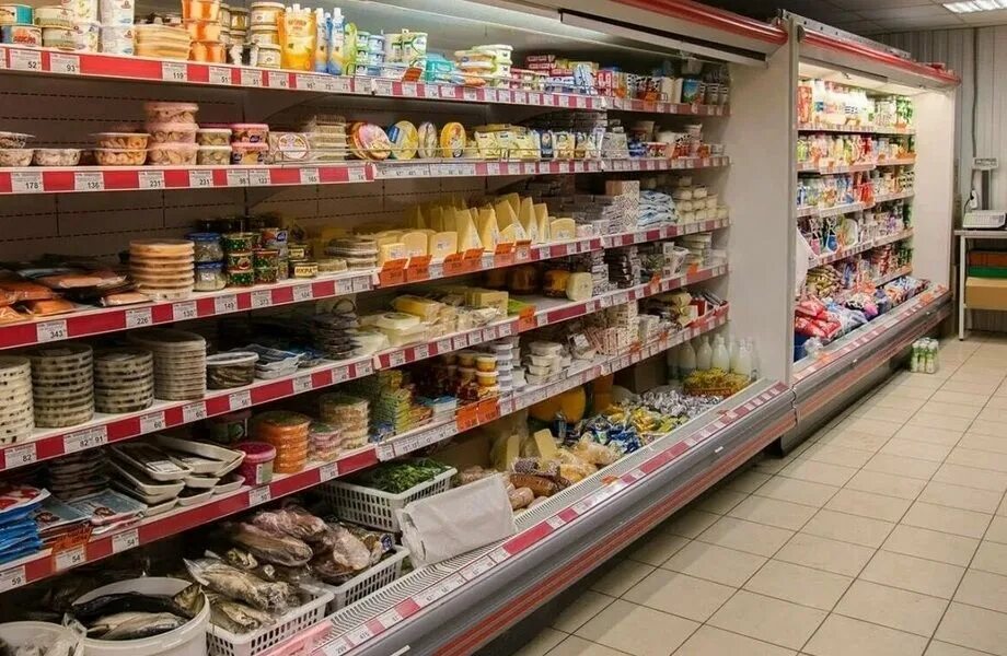 Магазин ассортимент более. Продуктовый магазин. Ассортимент продуктового магазина. Ассортимент магазина. Продуктовый магазин внутри.