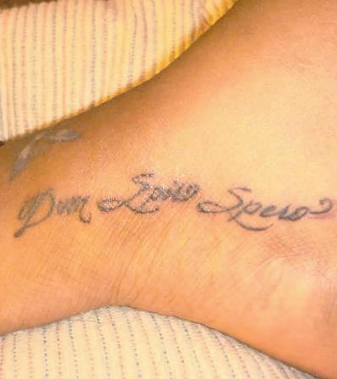 Дум спиро сперо. Dum латынь. Dum латынь. Dum spiro spero тату. Тату надписи.