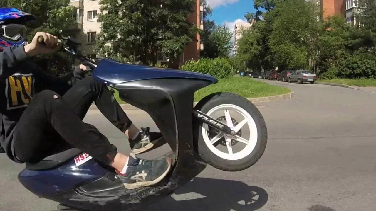 Скутер прошел. Хонда дио 27 стант. Honda Dio Stunt. Honda Dio для станта. Стант на скутере FZM.