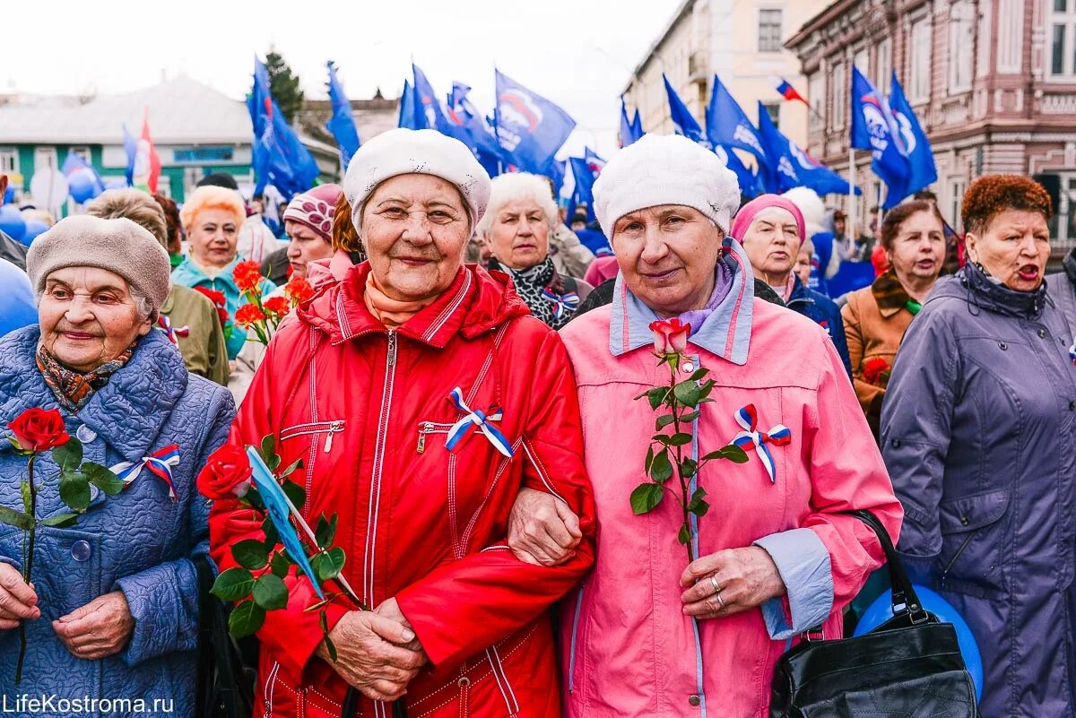 Какая погода на майские праздники в москве. Первомайская демонстрация. Демонстрация 1 мая. Первомайская демонстрация в Костроме. 1 Мая Кострома.