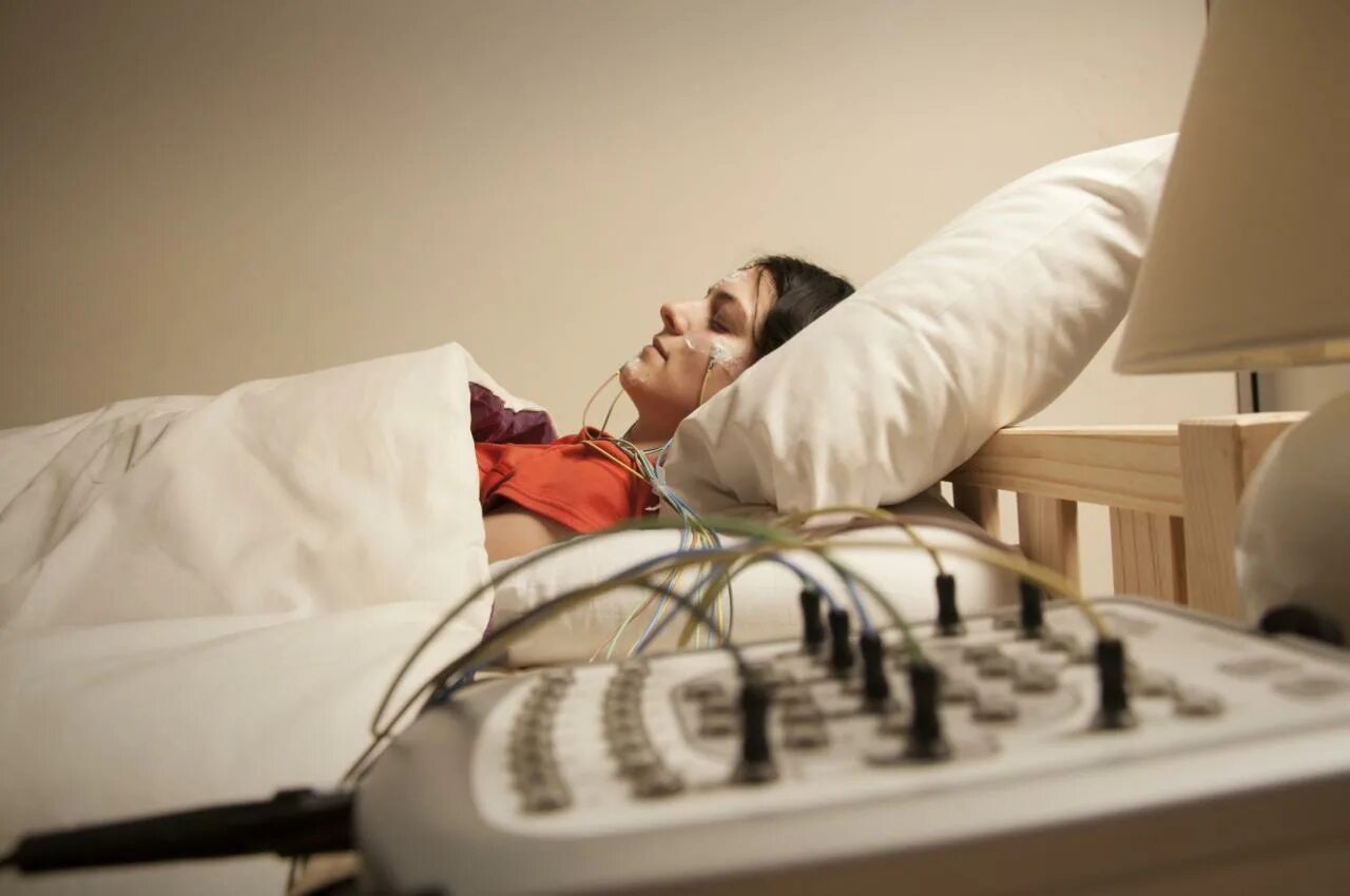 Сон лечить людей. Исследование сна. Лечебный сон. Лаборатория сна. Электроэнцефалограф для сна.