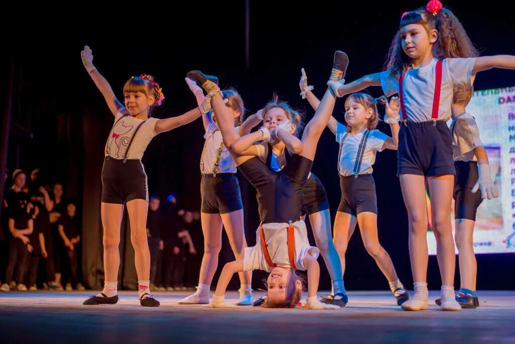 современный эстрадный танец. танец моря детский. ансамбль современного эстрадного танца "нон-стоп"острогожск. танец море в детском саду. танец моря детский.