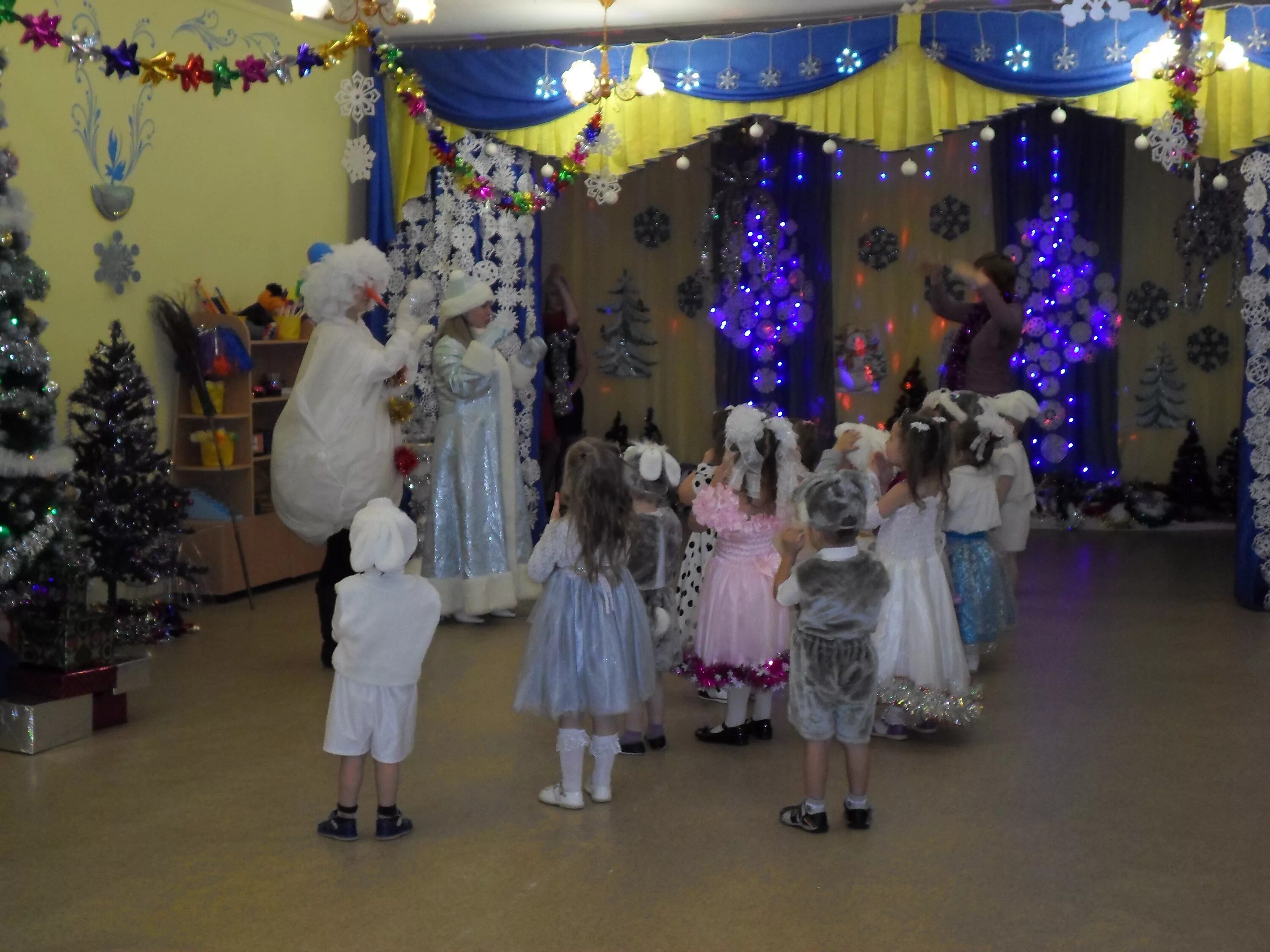 Новогоднее украшение зала в детском саду. Украшение детского сада к новому году. Украшение зала на новый год в доу. Идеи для новогоднего утренника. Метелица на новогоднем утреннике в детском саду.