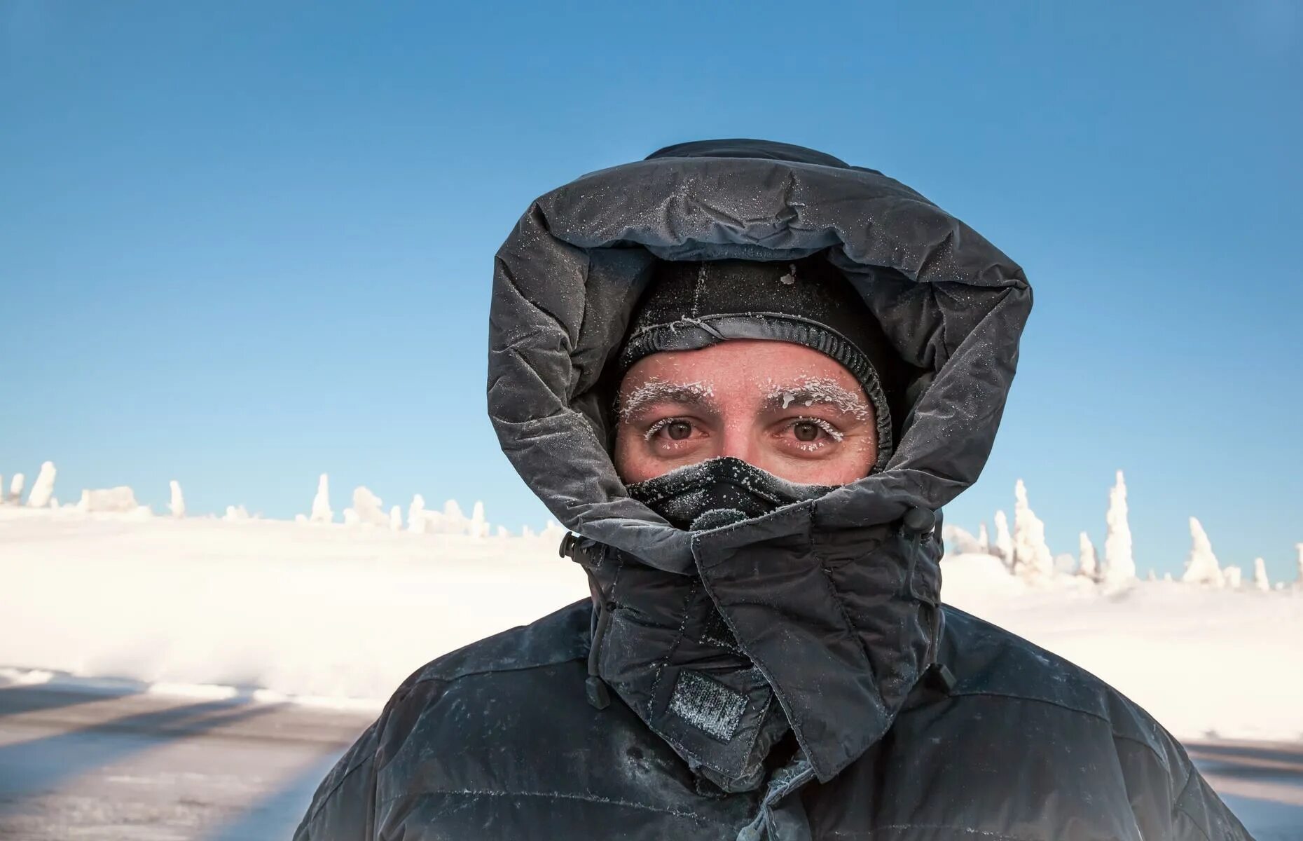 Человек в инее. Замерзший термометр. It s freezing cold. Периоды похолодания. Холод мультяшный.