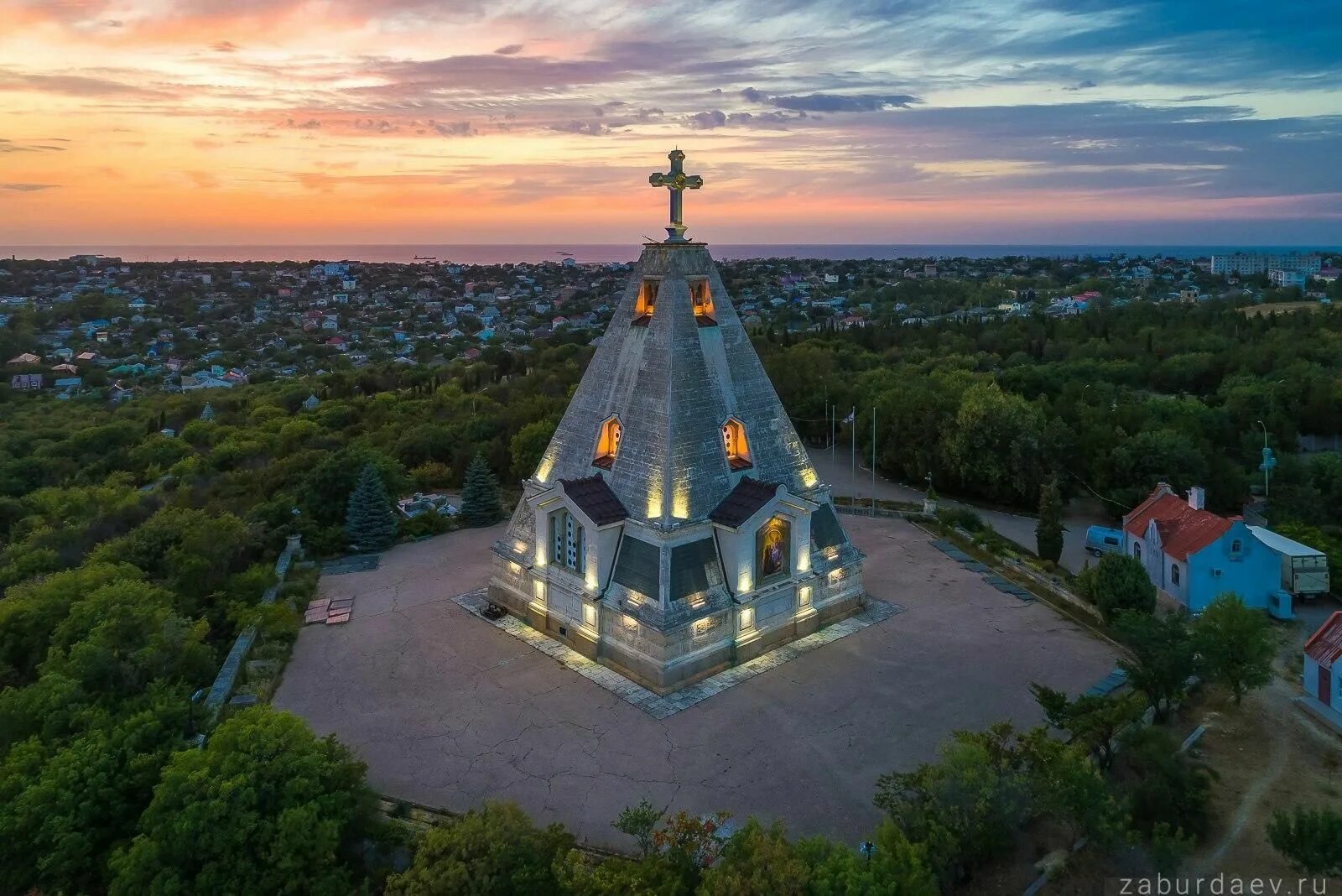 Свято никольского храма севастополь. Свято-Никольский храм Севастополь. Свято-Никольский храм-памятник, Севастополь. Храм Николая Чудотворца в Севастополе. Храм-памятник Святого Николая Чудотворца. Севастополь.