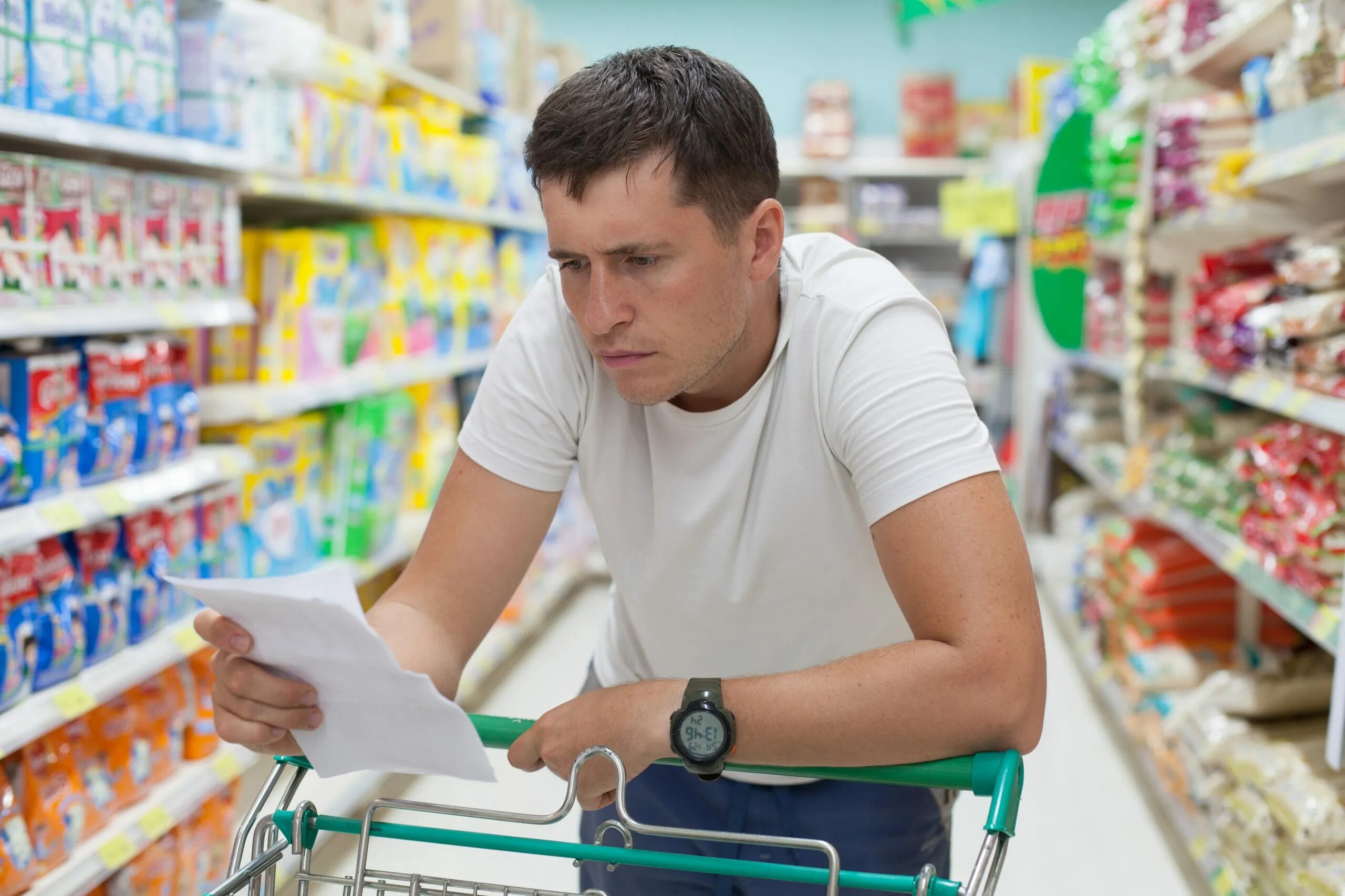 Заказ должен прийти. Парень в магазине продуктов. Мужчина в супермаркете. Мужчина со списком в магазине. Люди в магазине.