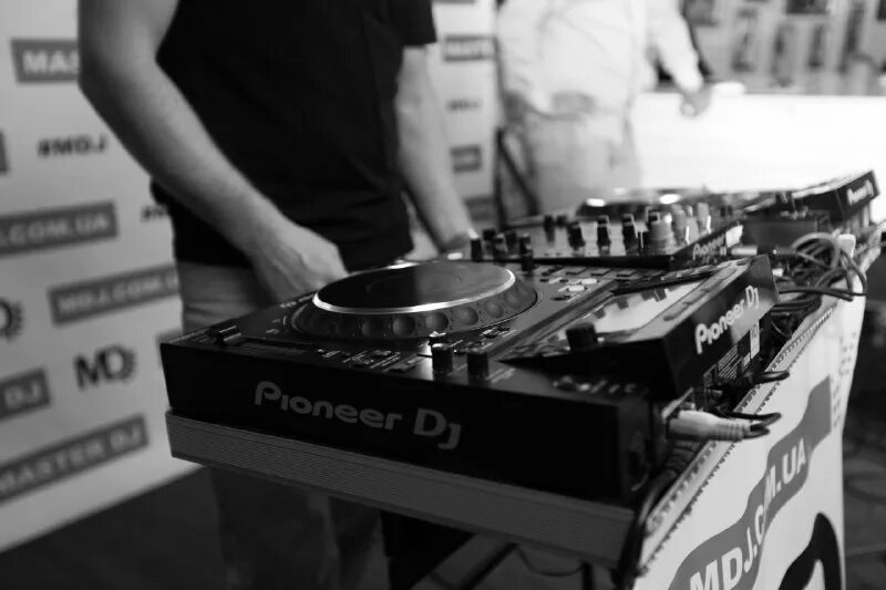 звукорежиссура. Dj юра южно сахалинск. Mixmaster mike. Dj master. Dj майк.