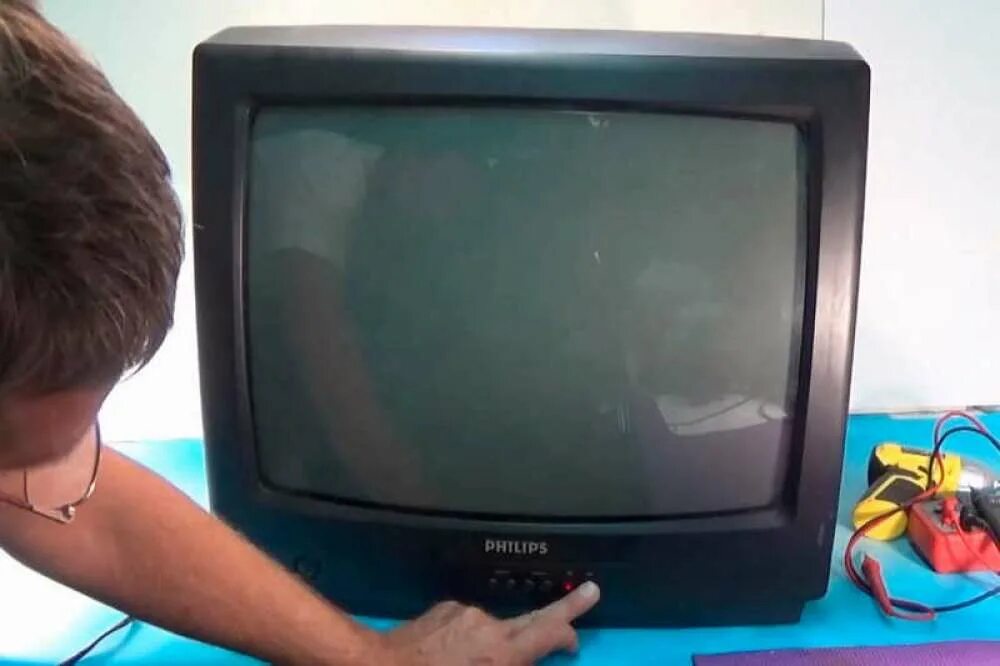 Самый простой телевизор. Телевизор простой. Телемастер старых телевизоров. Мастер ремонтирует телевизор. Телевизор сломался.