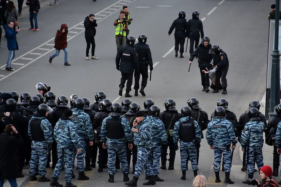 Штурм отряд ОМОН 2020. ОМОН оцепление. Массовые беспорядки ОМОН. Пресечение массовых беспорядков. Омон возле крокус сити