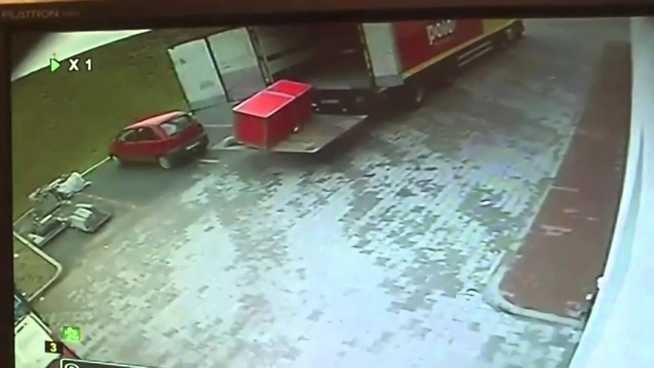 Холодильник xbox. Холодильник металлолом. Упал за холодильник в 2009 году. Застрявший в холодильнике. Упал за холодильник в 2009 году.