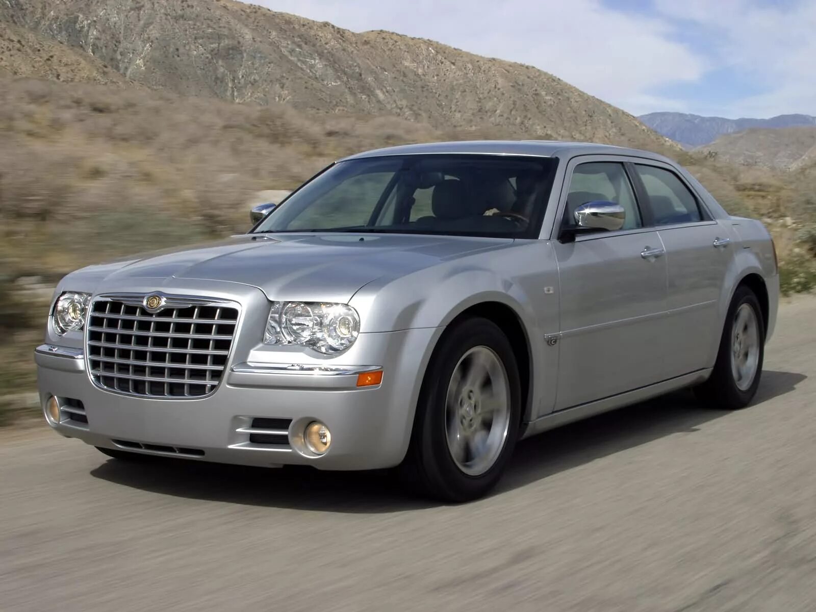 Американская машина крайслер. Chrysler 300 2005. Chrysler 300c 2005. Машина Крайслер 300с. Chrysler 300c 2004-2010.