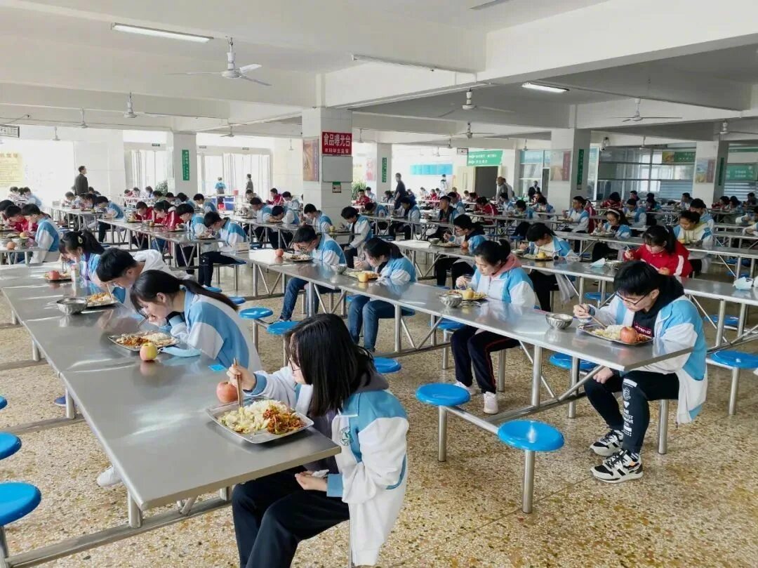 Китайская столовка. Китайская столовая. Китайская столовая. Ресторан китайской кухни в москве. Столовые в китайских школах.