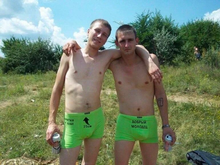 Смешные мужские фотосессии. Смешные ребята. Два парня прикол. Тусовка с алкоголем. Алкогольная вечеринка.