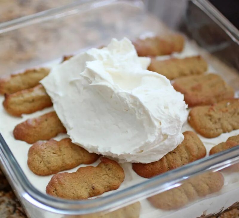 Custard or cream filled puff pastry. Cream filling. Cream filling. Эклеры со сливками. Ванильные капкейки.