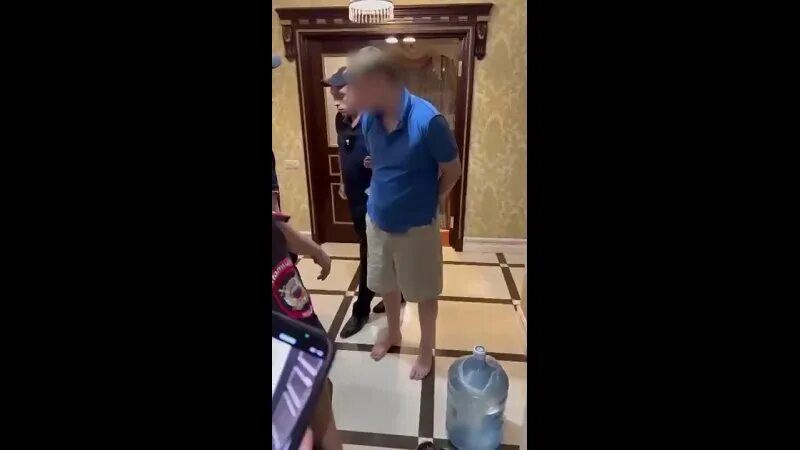 Привет сосед кошмарный. Сосед нападает. Бабка нападает на соседей. Избил соседа в подъезде фото. Напали на женщину подъезде элитном доме.