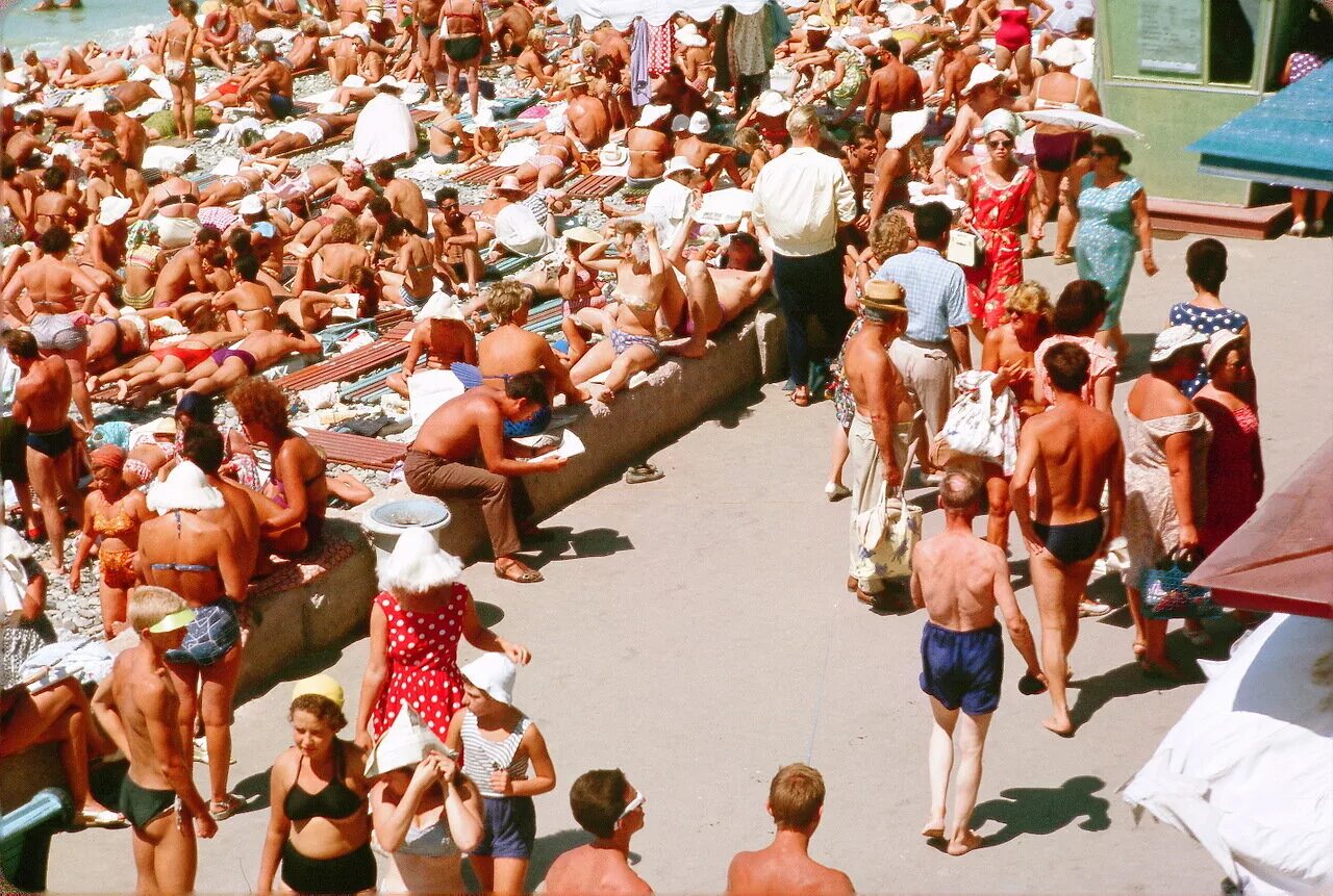 Сочи 1964 года глазами француза Жака Дюпакье. Пляж в 60-е в Сочи. Сочи в 70-80 годах. Пляж Сочи в 80-е годы.