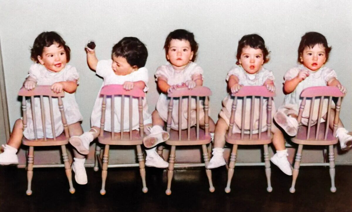 Пятерым сестрам. Сестры Дион пятерняшки. Пять близняшек Дион. Пятерняшки 1934. Канадские пятерняшки Дион.
