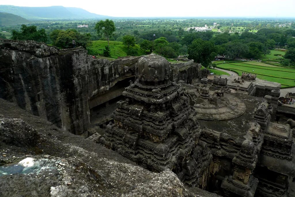 эллора индия храм в скале. кайласанатха индуистские храмы индии. храм кайласанатха в индии. какой индуистский храм высечен в скале. храмы эллоры в индии.