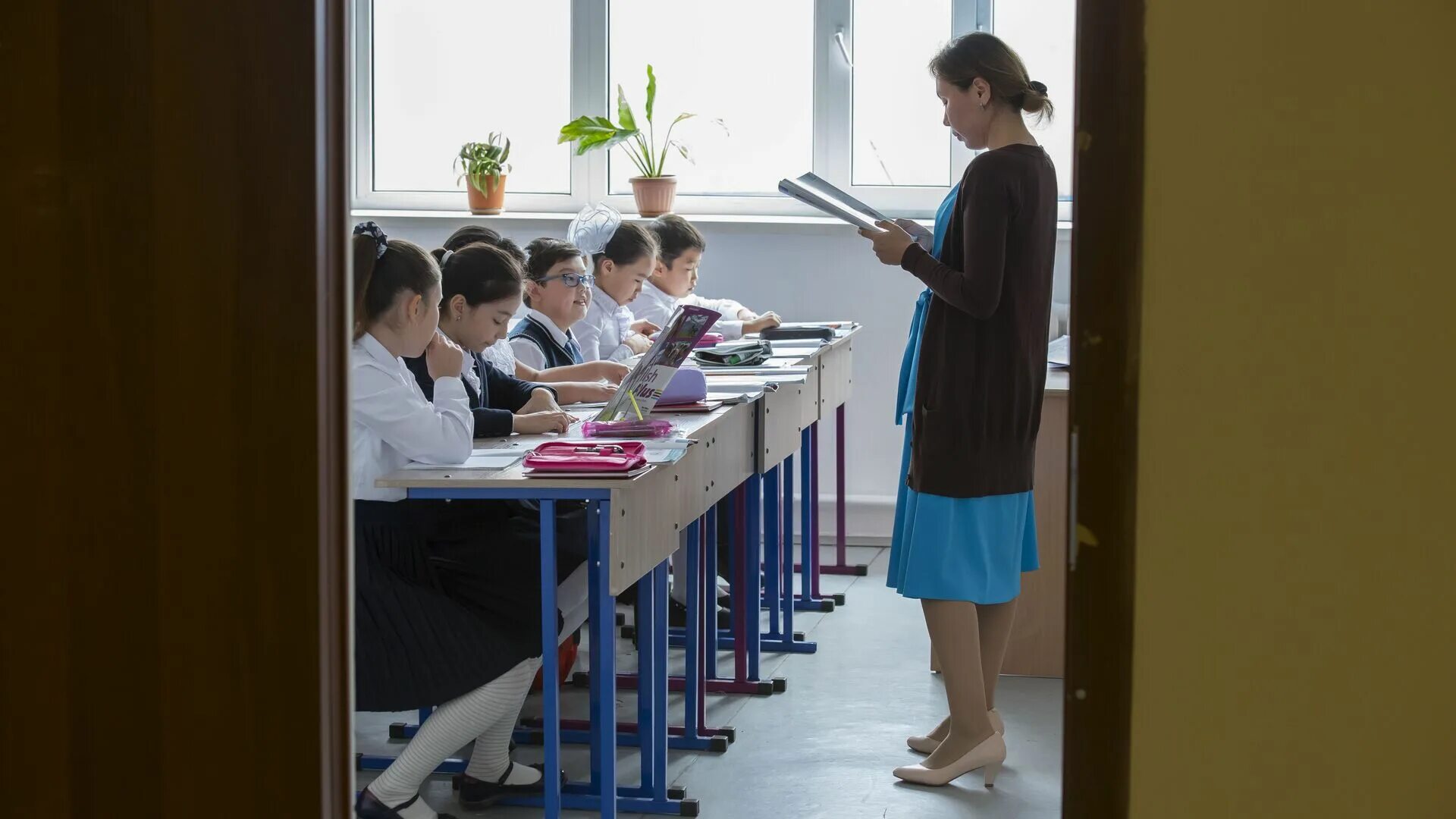 Казахстанские учителя. Учителя кз. Школьные педагоги казахстан. Педагоги казахстана. Казахстанские учителя.