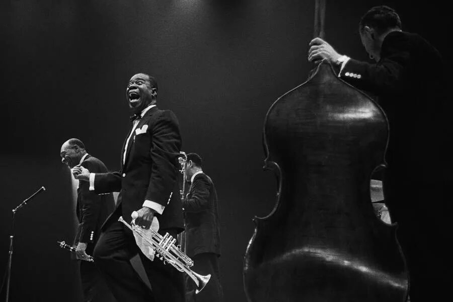 Джаз начало 20 века. Луи армстронг (louis armstrong). луи армстронг джаз бэнд 1917. луи армстронг трубач. джаз бэнды 20 века.