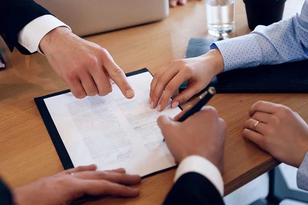 Are signing. Подпись документов. Рабочий подписывают документы картинки. Are signing. Are signing.