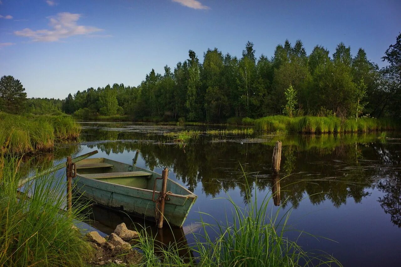 Старинные рек россии. Лодка река Оредеж. Оредеж озеро рыбалка. Река Вилюй Свердловская область. Озеро Съезжее Хвойнинский район.