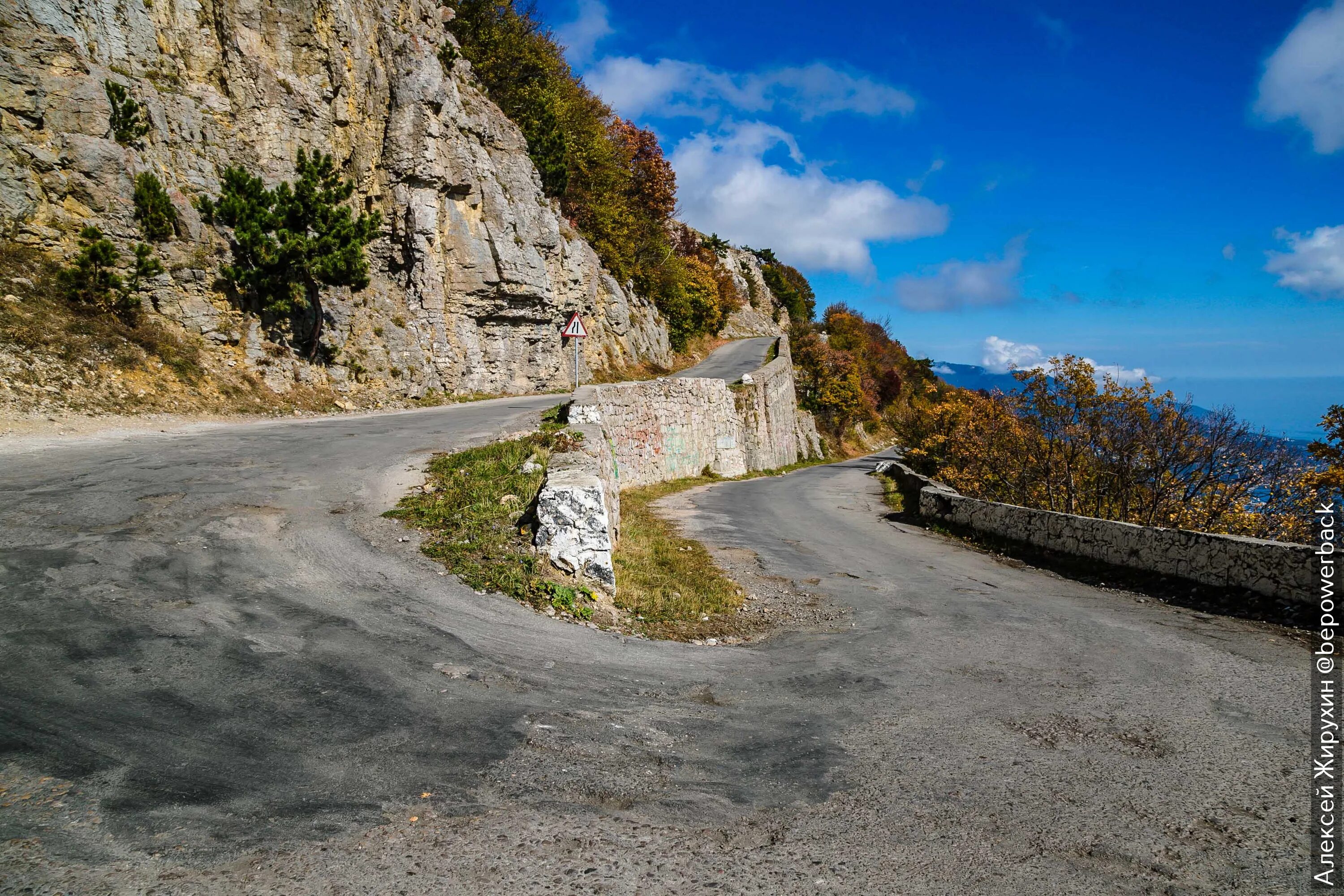 Дороги крыма отзывы. Севастополь Ялта дорога серпантин. Ялта серпантинная дорога. Серпантин Ялта Севастополь. Таврида горы Крым.