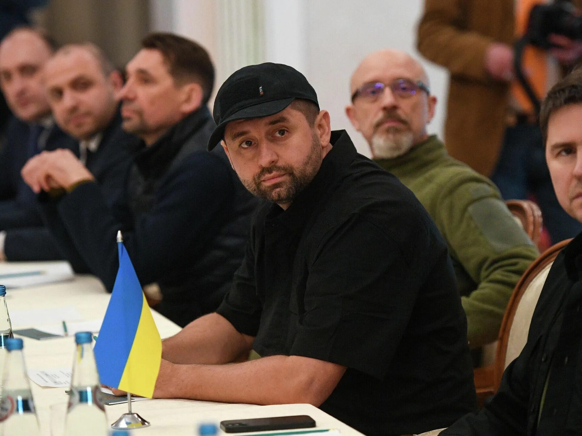 Представитель украины. Давид арахамия делегация украины. арахамия давид фото 2025 на переговорах. михаил подоляк 2025 переговоры. михаил подоляк на переговорах с россией.