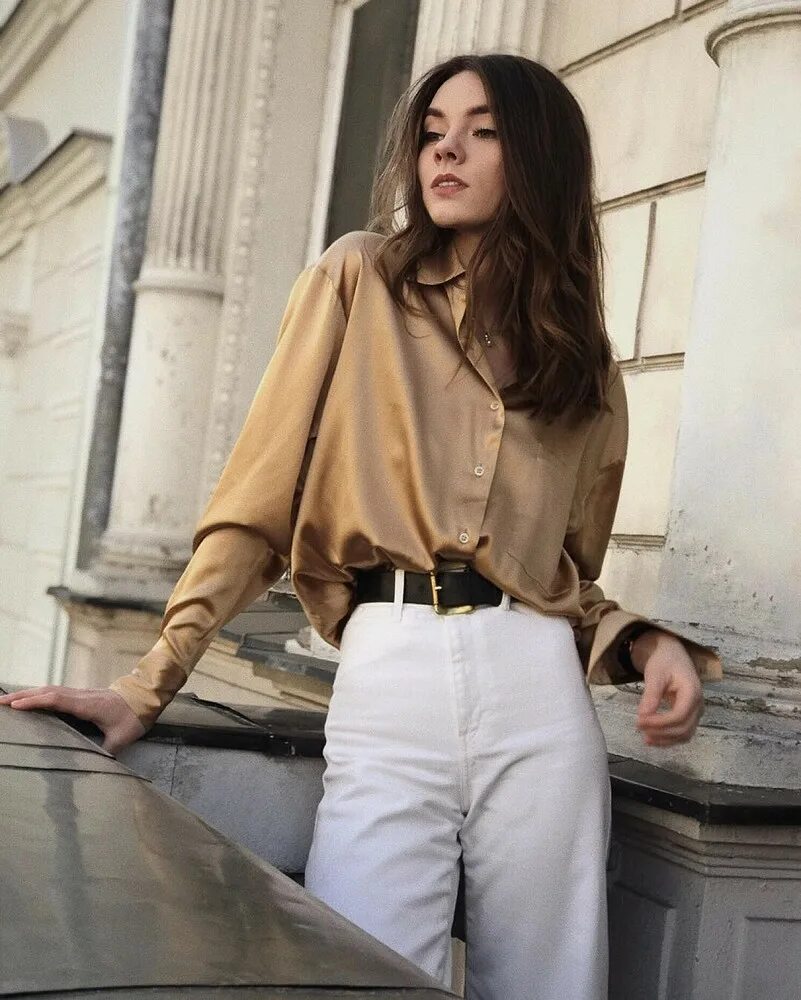 Рубашка заправленная наполовину. Блузка к брюкам облегающим. Рубашка заправленная в брюки женские. Заправленная в брюки. Рубашка заправленная в джинсы.