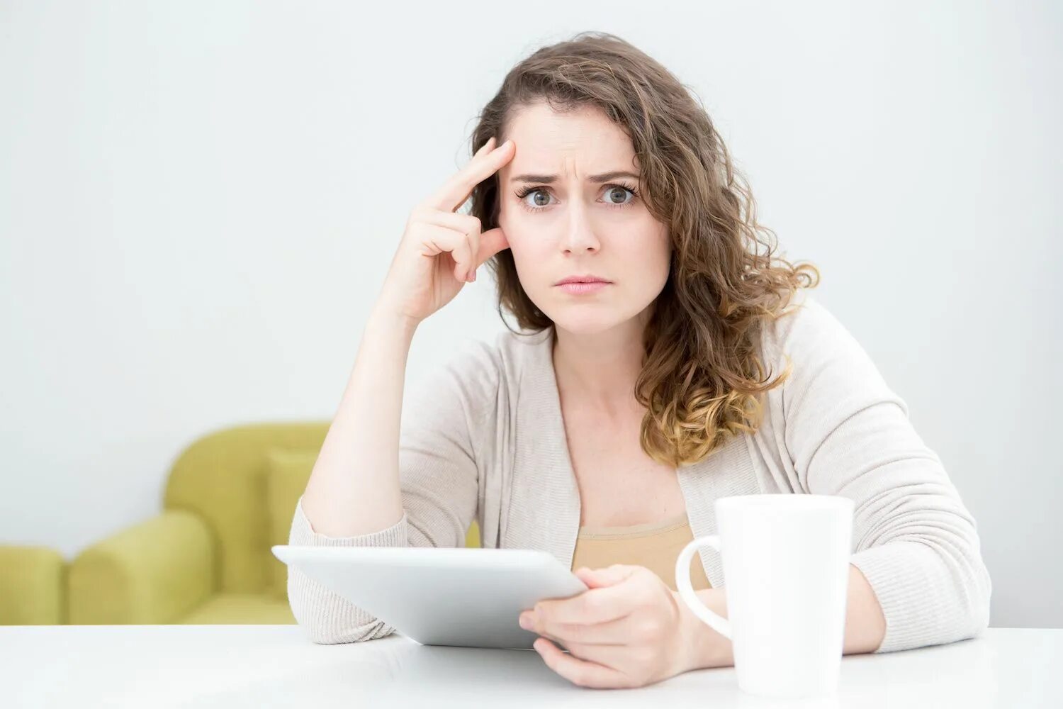 Уставший бизнесмен. Женщина в квартире смотрит бумаги. Девушка расстроилась. Worrying over. Девушка расстроена.