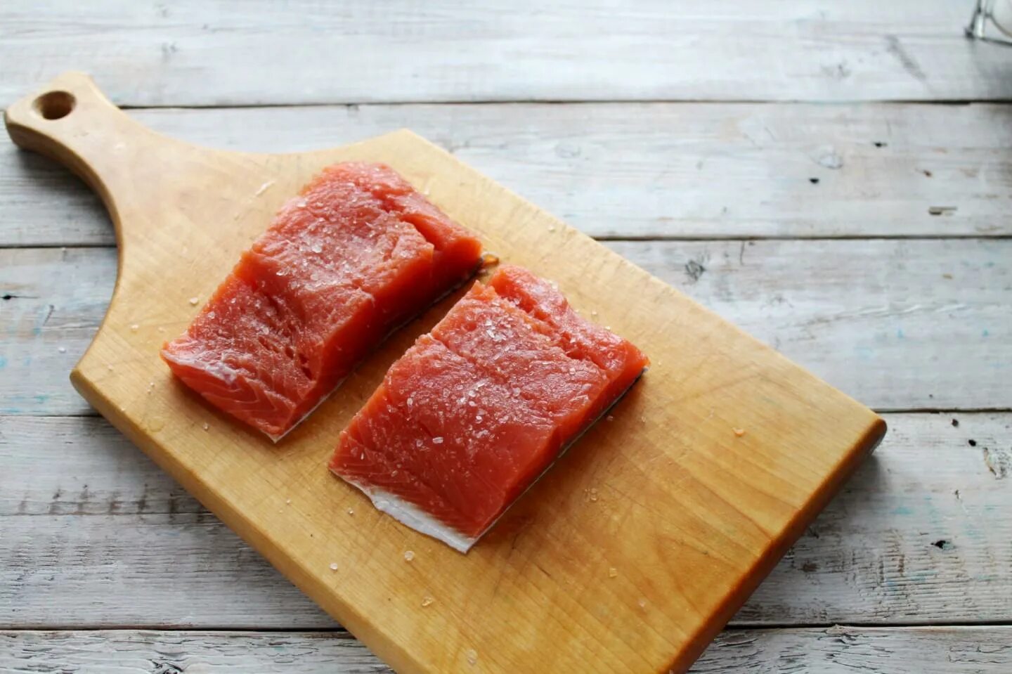 Приготовление стейков кижуча. Кижуч рыба стейки. Кижуч с брокколи в духовке. Стейк кижуча с овощами. Лосось кижуч.