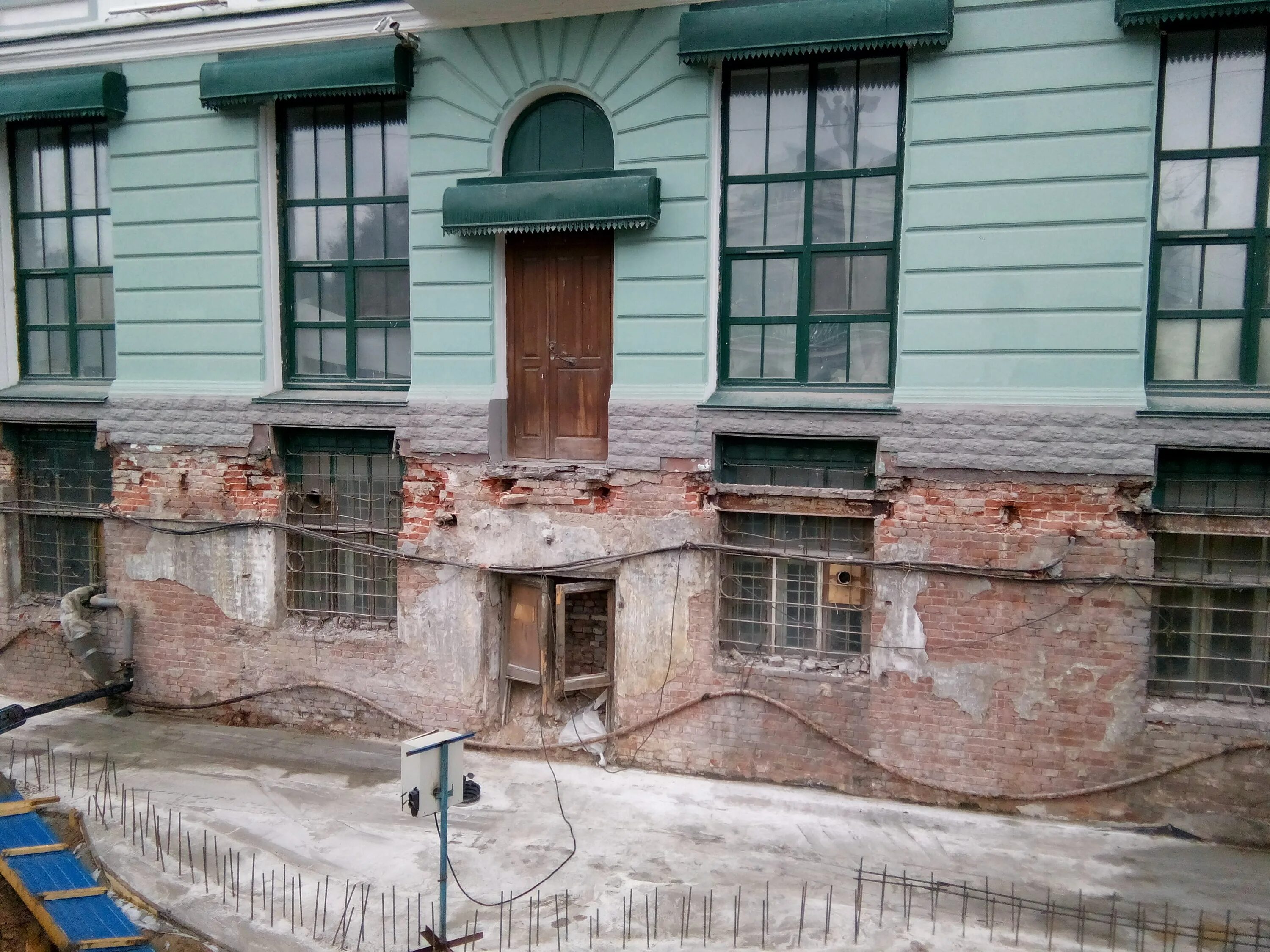Политехнический музей в москве откопали. Политехнический музей в москве откопали. Потоп 19 века закопанные этажи. Закопанные этажи в питере. Засыпанные первые этажи.