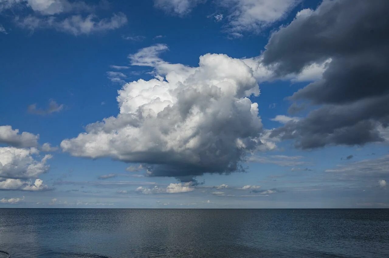 Облака бегут над морем значение. Облака. Красивые облака. Море облаков. Море и Кучевые облака.