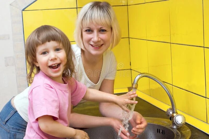 Засор в раковине на кухне. Гигиена рук. Мытье рук для детей. Девочка моет посуду. Женщина моющая посуду.