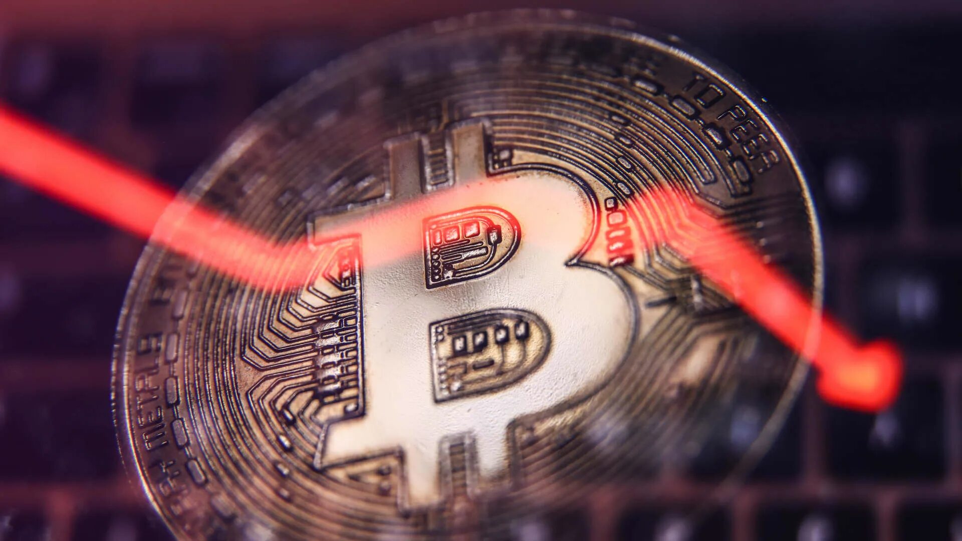 Биткоин обвалился до $83 000 на фоне торговых войн и неопределённости