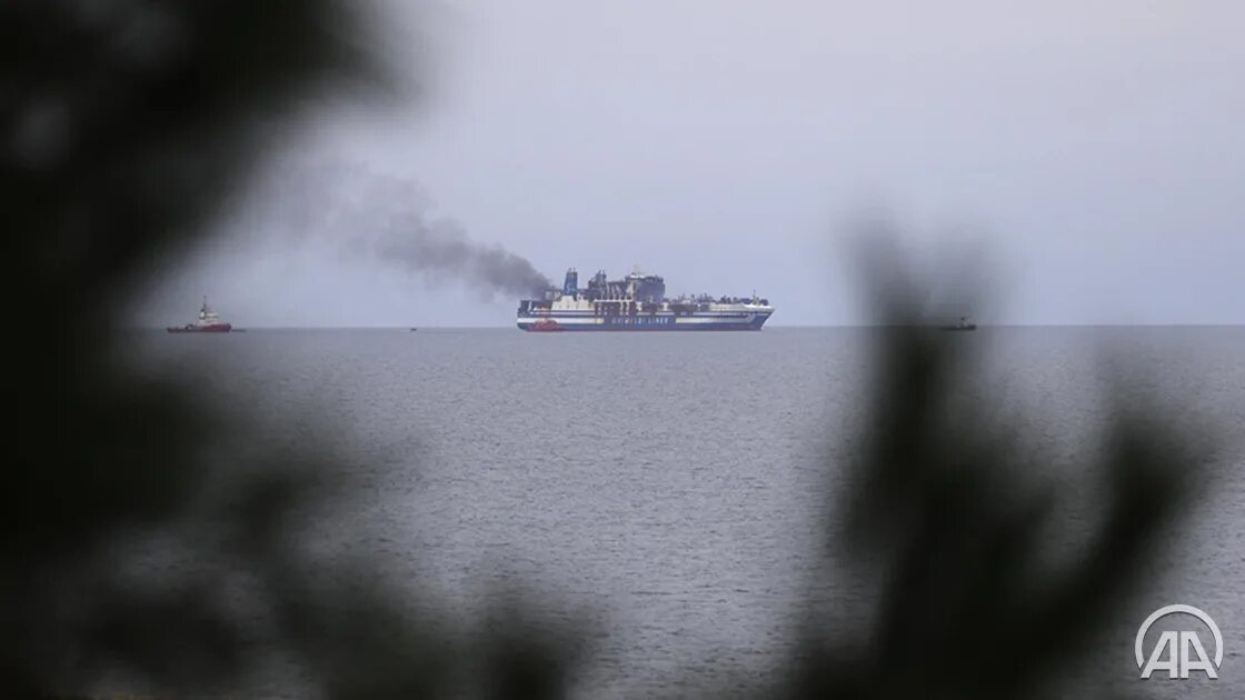 Турецкий остров в черном море. Пожар в заповеднике утриш. В черном море загорелся танкер с сотнями тонн мазута. Пожар в заповеднике утриш. Керченский пролив шторм.