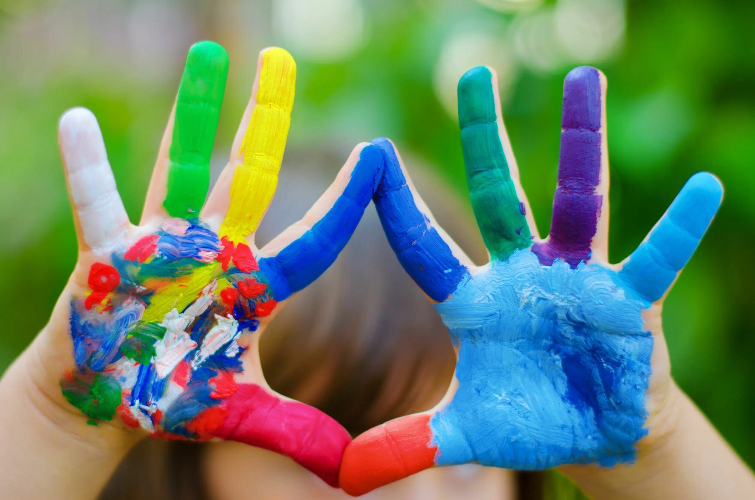 Colour children. Разноцветные детские ладошки. Цветные ладони. Яркие краски. Руки в краске.