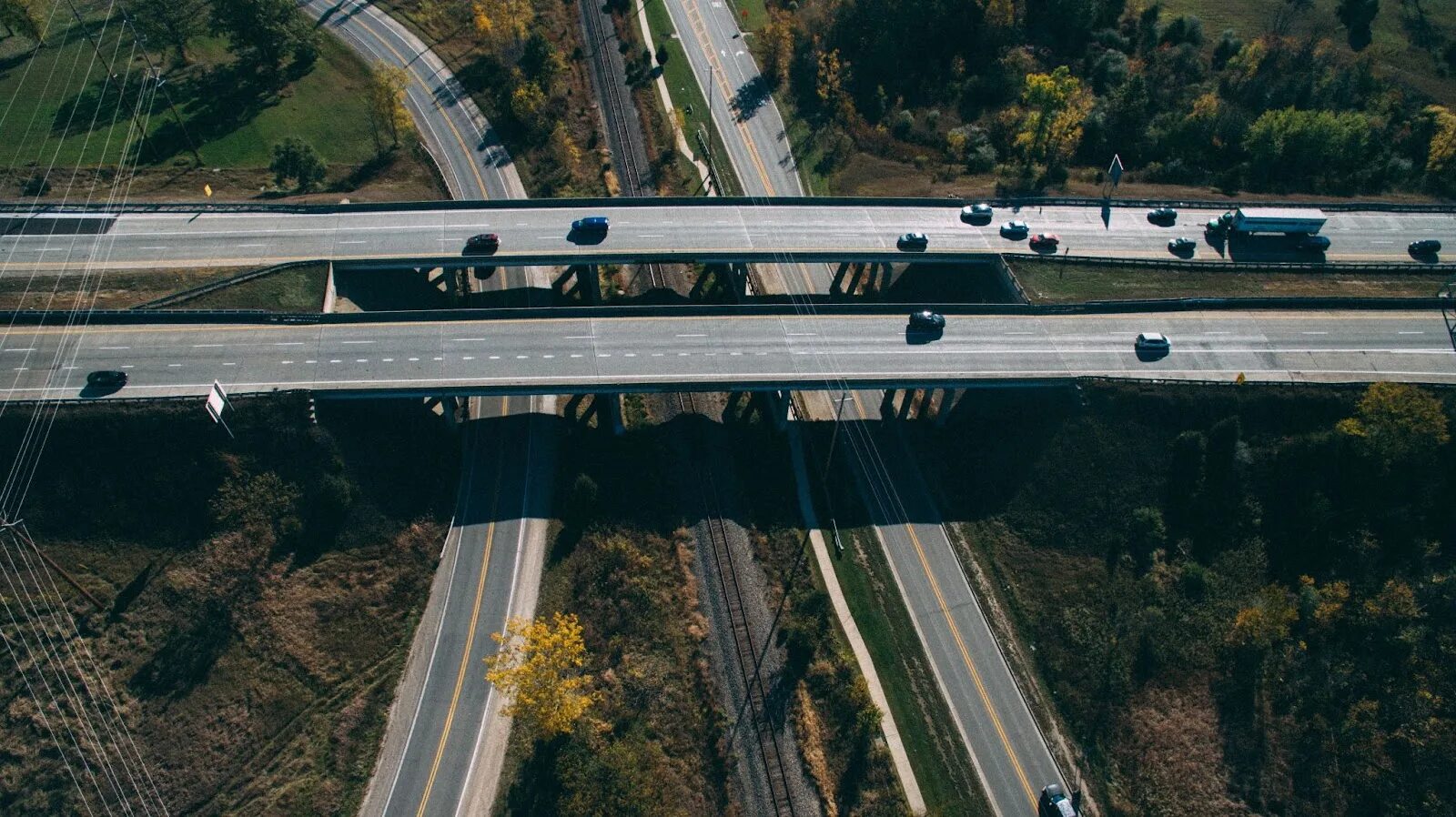 Названия автомобильных дорог. Highway and motorway. Дорожная Развилка. Motorway Highway разница. Полотно автострады.